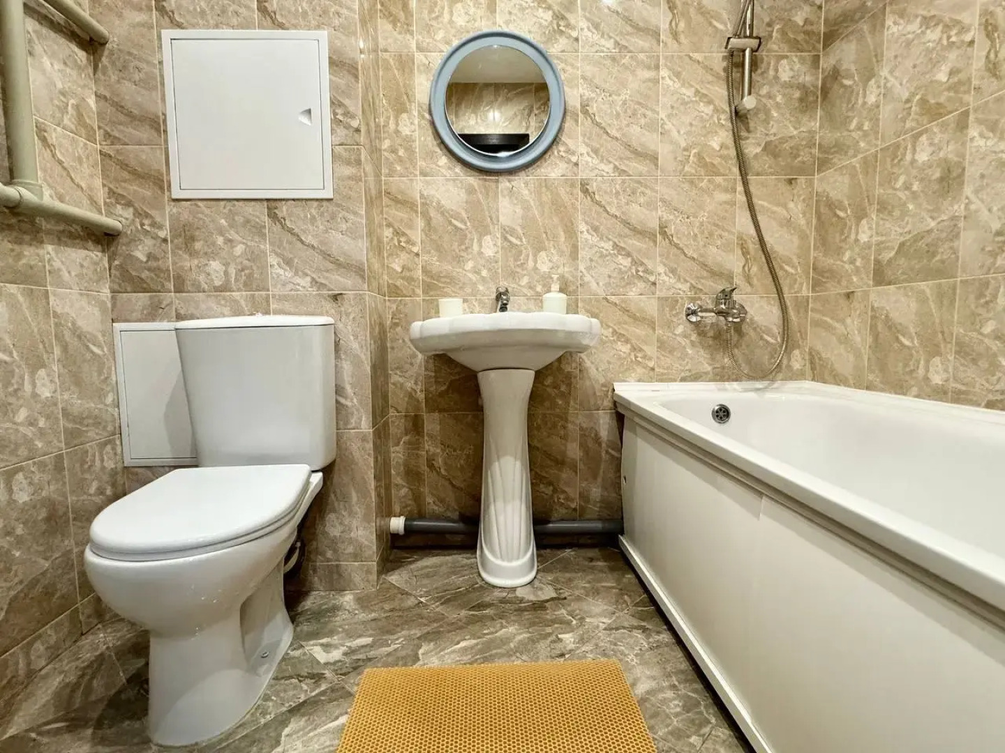 Олимпийский бульвар с видом на город