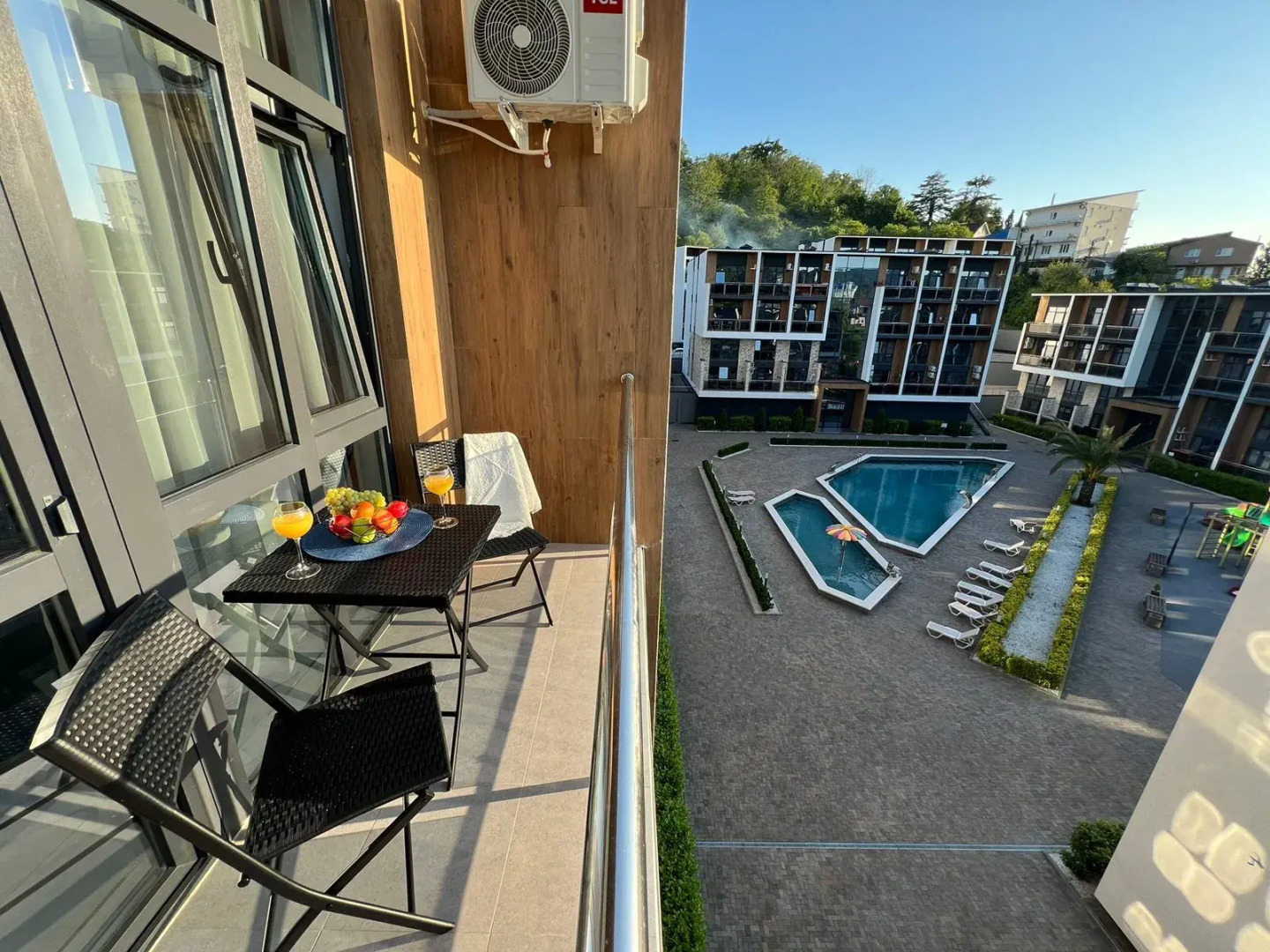 Апартаменты 3х местная студия студия с балконом и бассейном