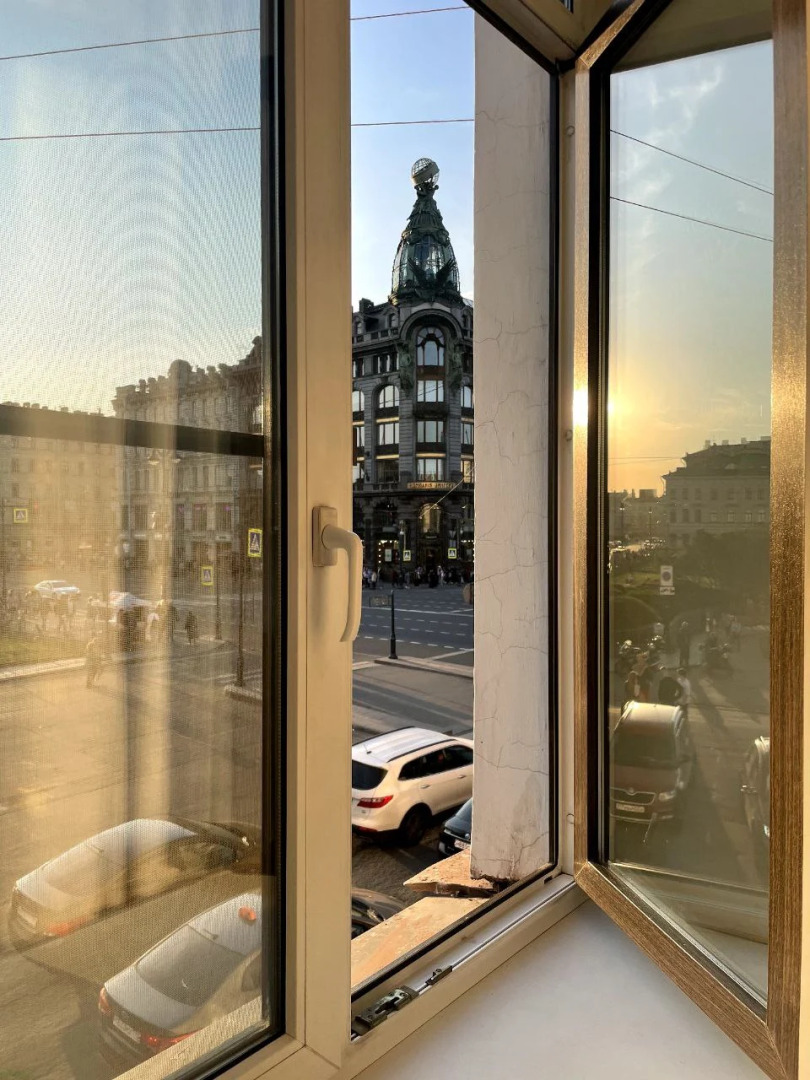 Апартаменты у Казанского Собора и Дома Зингера