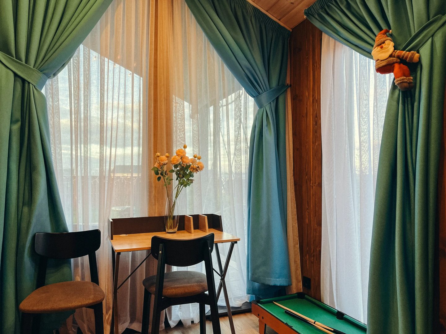 Частный дом с панорамными окнами с выходом на террасу и баней на дровах