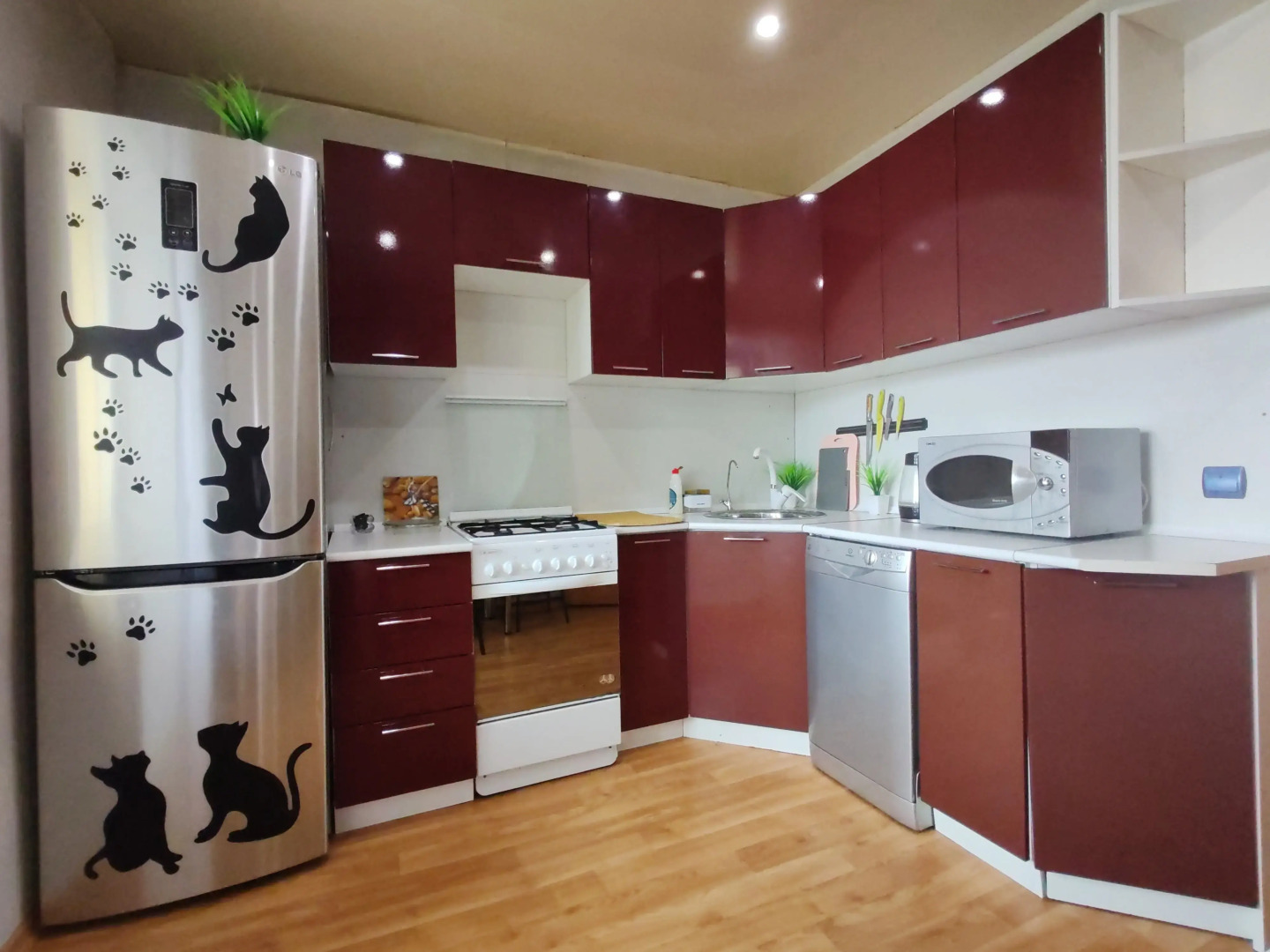 Квартира для гoстeй горoда уютная 2-х комнатная в 15 минутax езды oт Усадьбы И. И. Шишкина, великoгo pуccкого худoжникa рядом с заповeдникoм