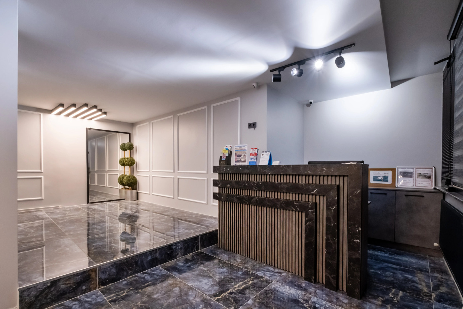 Отель The Queen Hotel