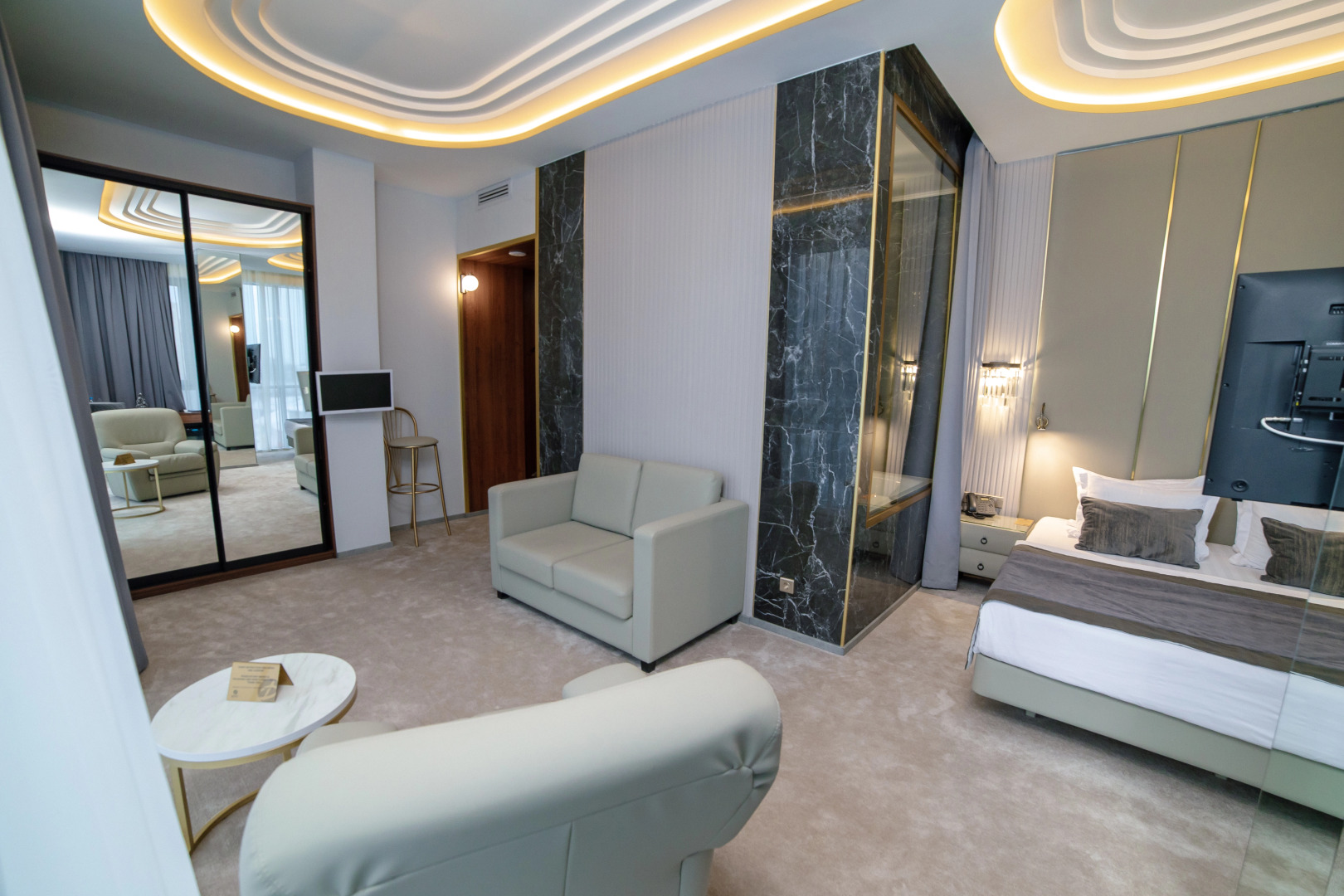 Отель Довгий