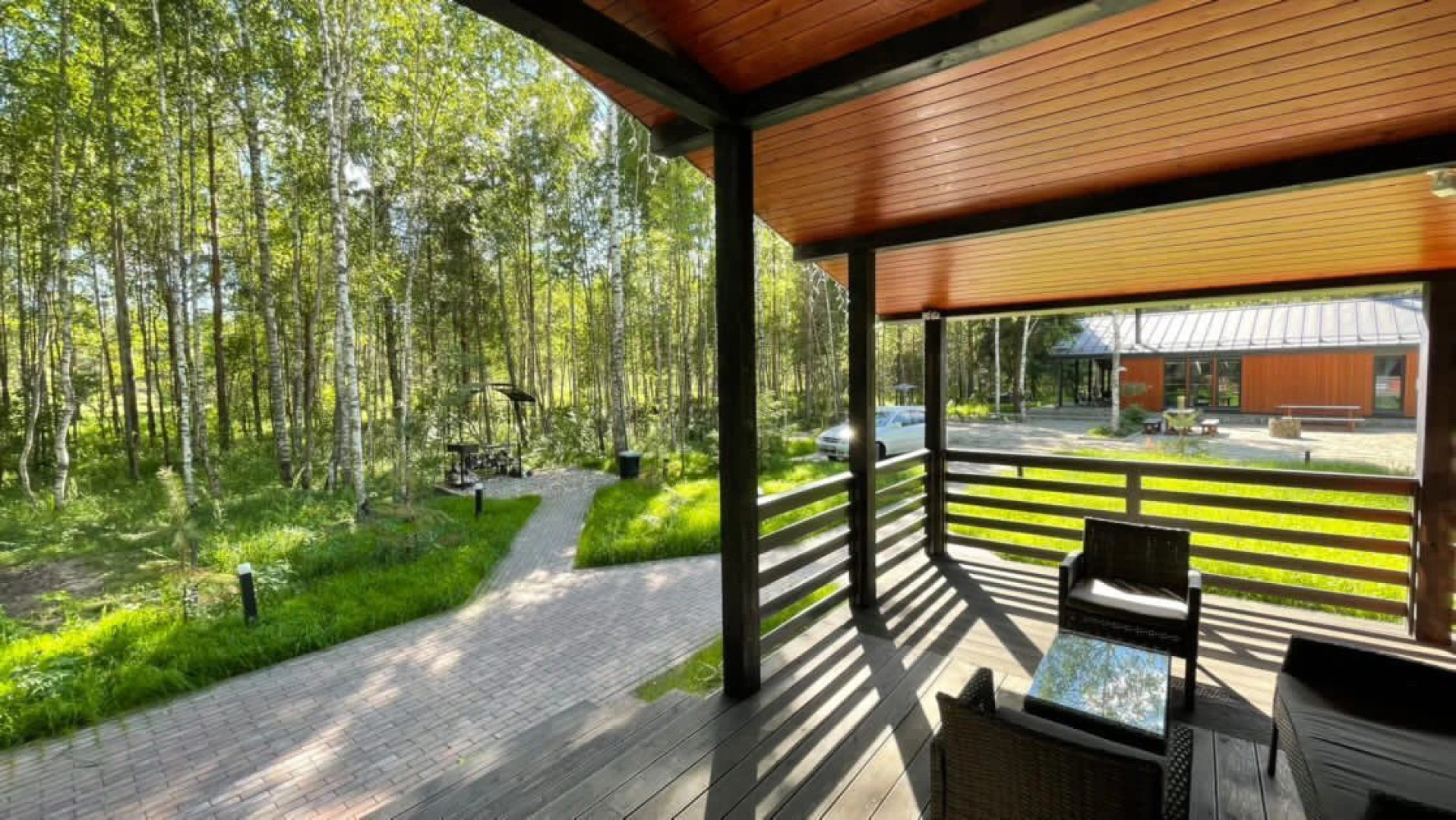 Дом Барнхаус у озера с панорамным остеклением