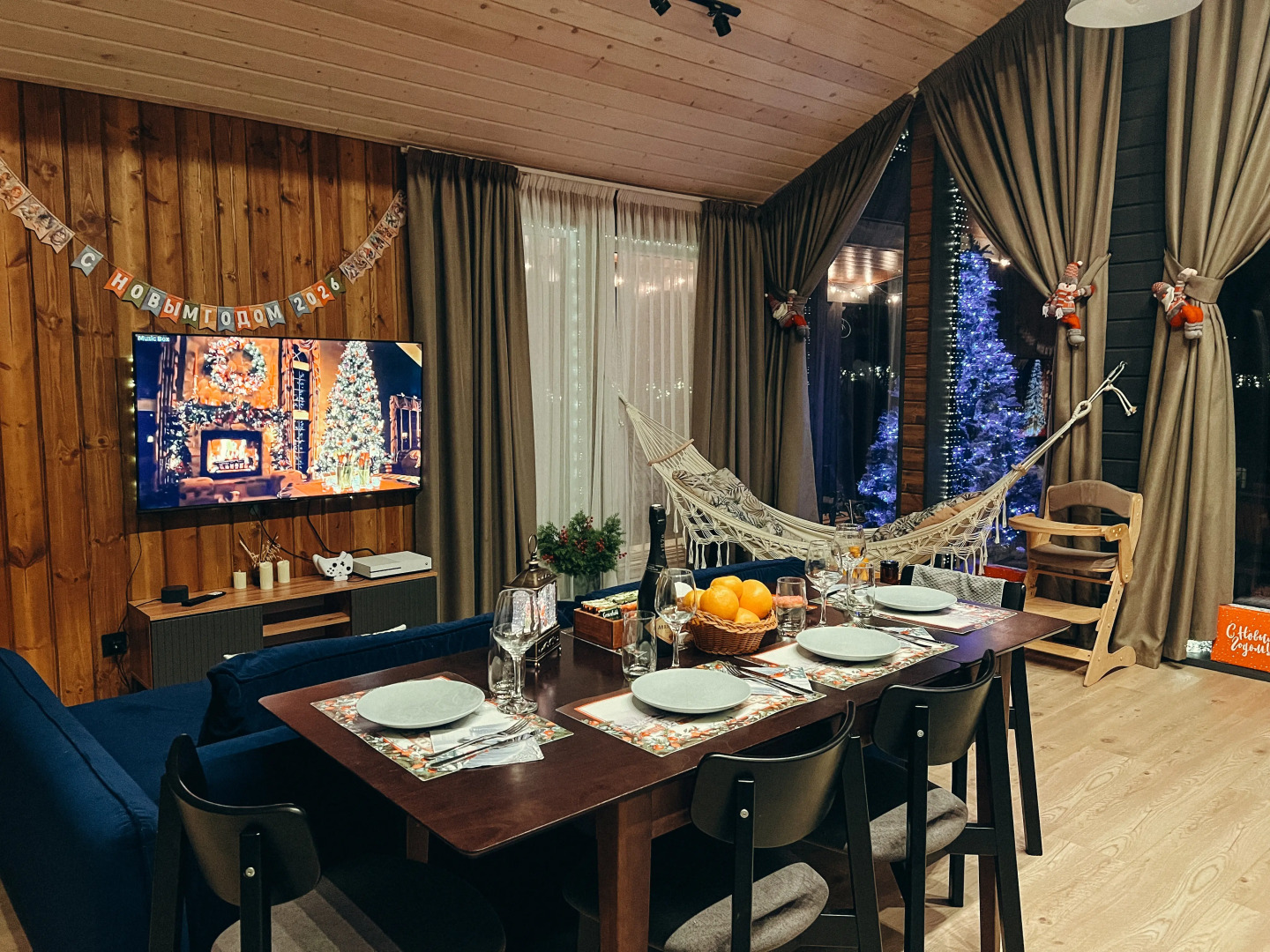 Частный дом с панорамными окнами с выходом на террасу и баней на дровах