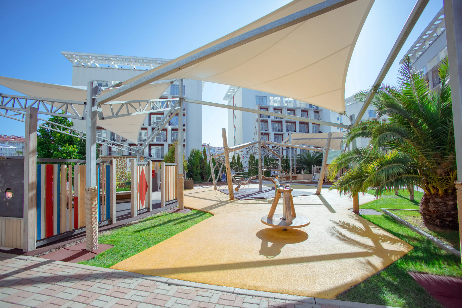 Отель Bridge Family