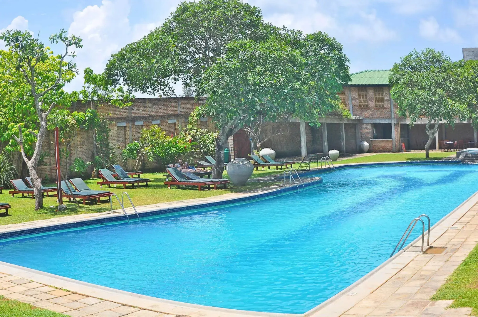 Отель The Long Beach