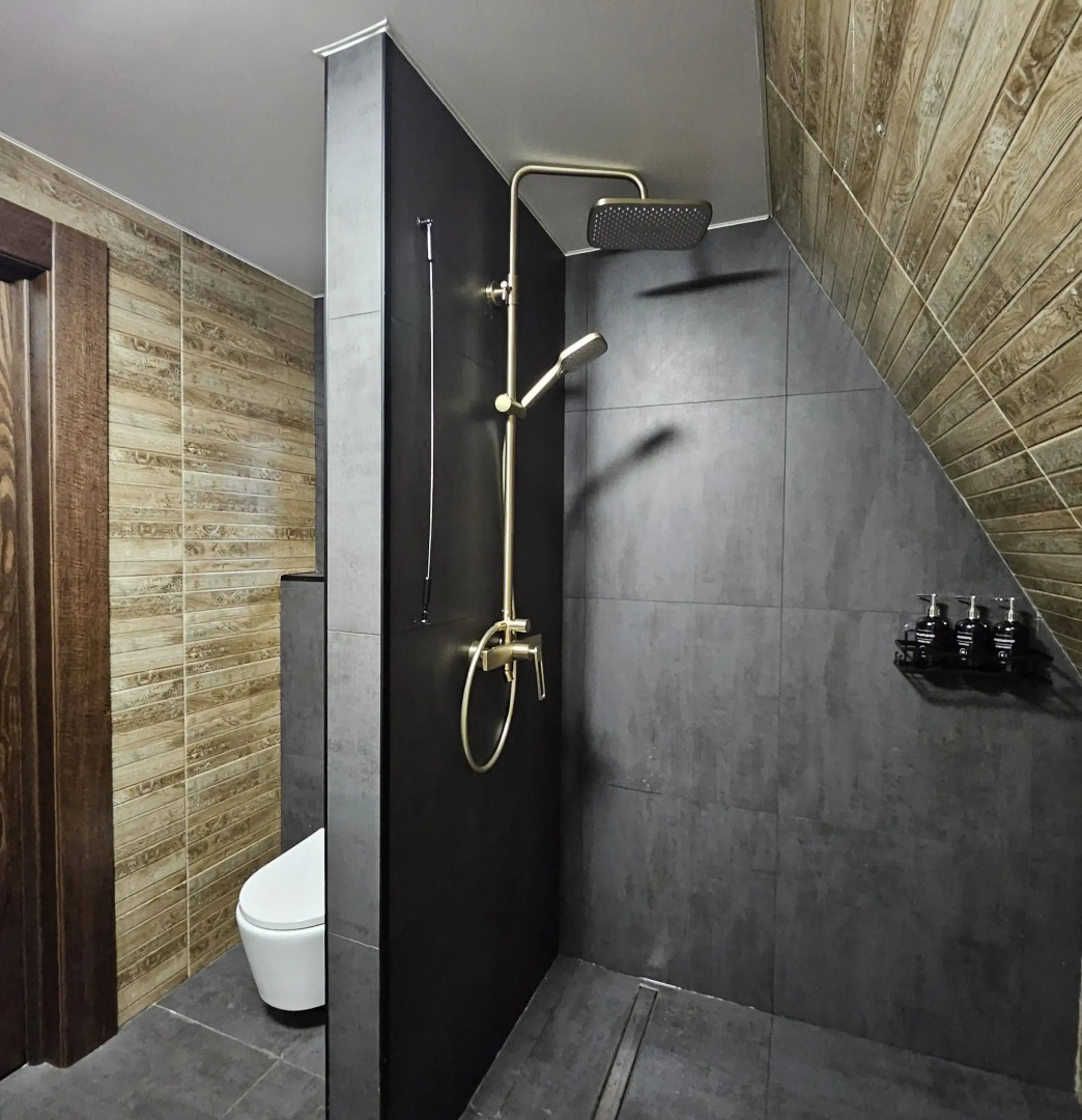 Частный дом темный А-фрейм