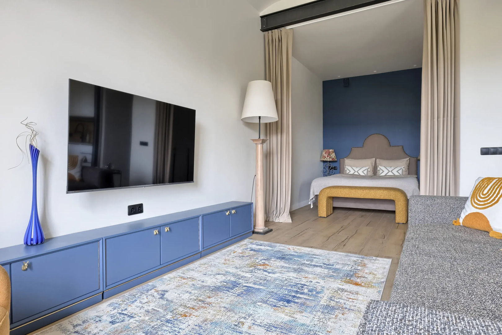 Апартаменты MyHomeYourHome на Чайковского 2\7