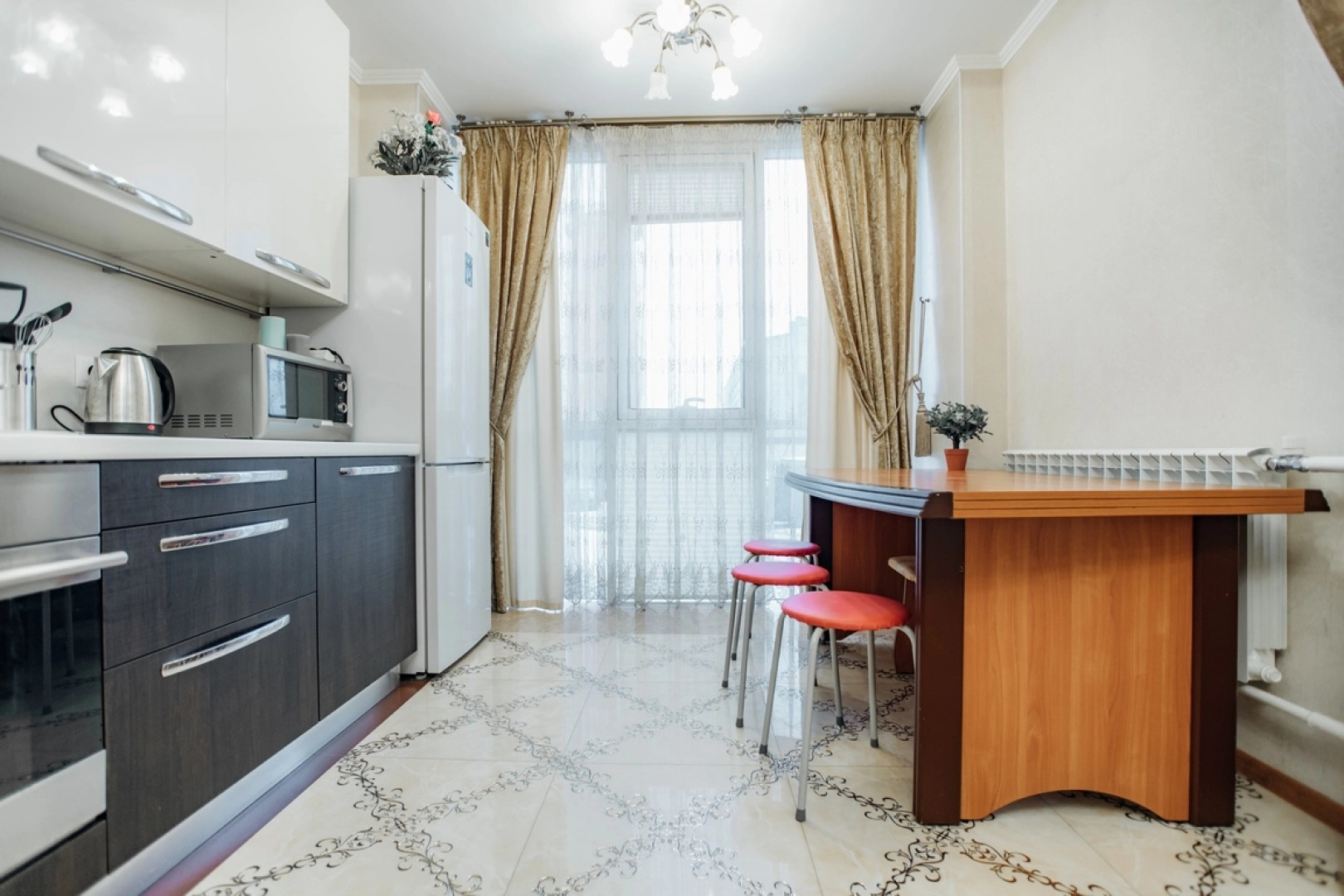 Трехкомнатные апартаменты возле Музея Космонавтики в Новом доме с Панорамными окнами 1/16