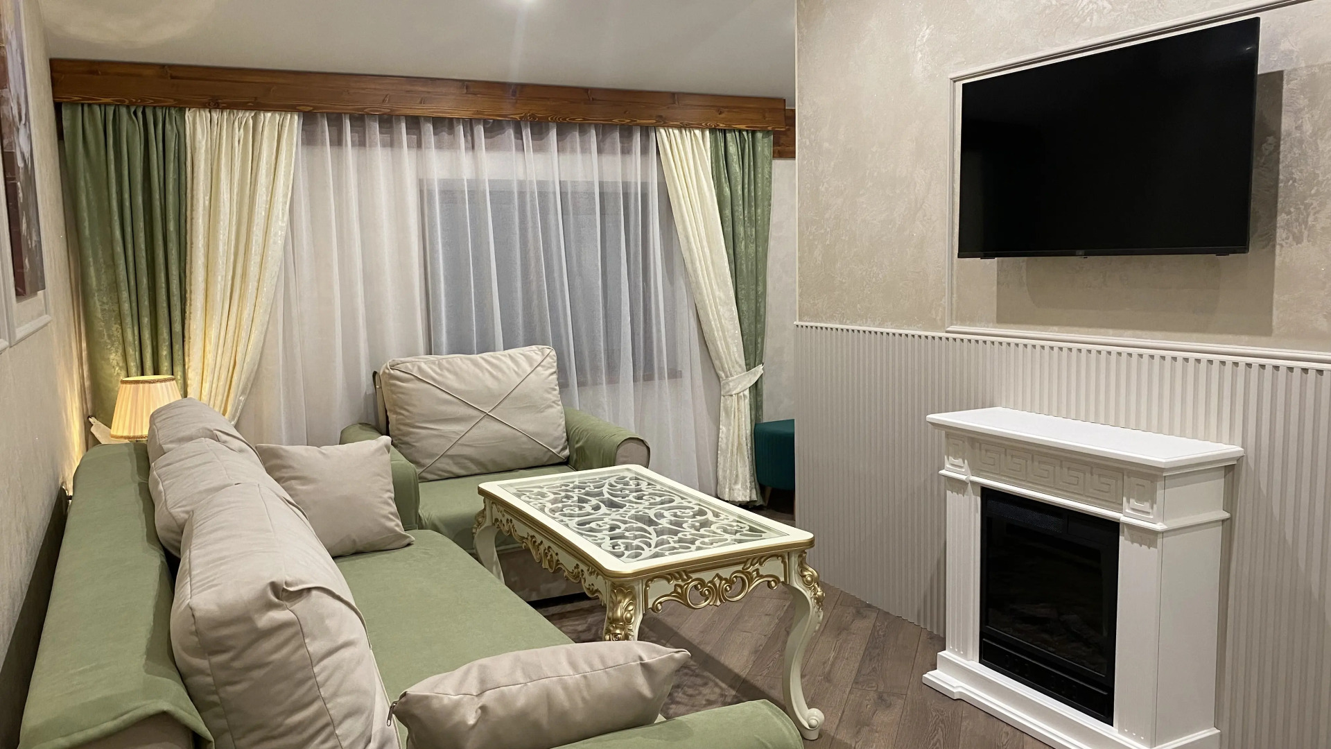 Апартаменты двухкомнатные ВИП 5 Дворик Друзей