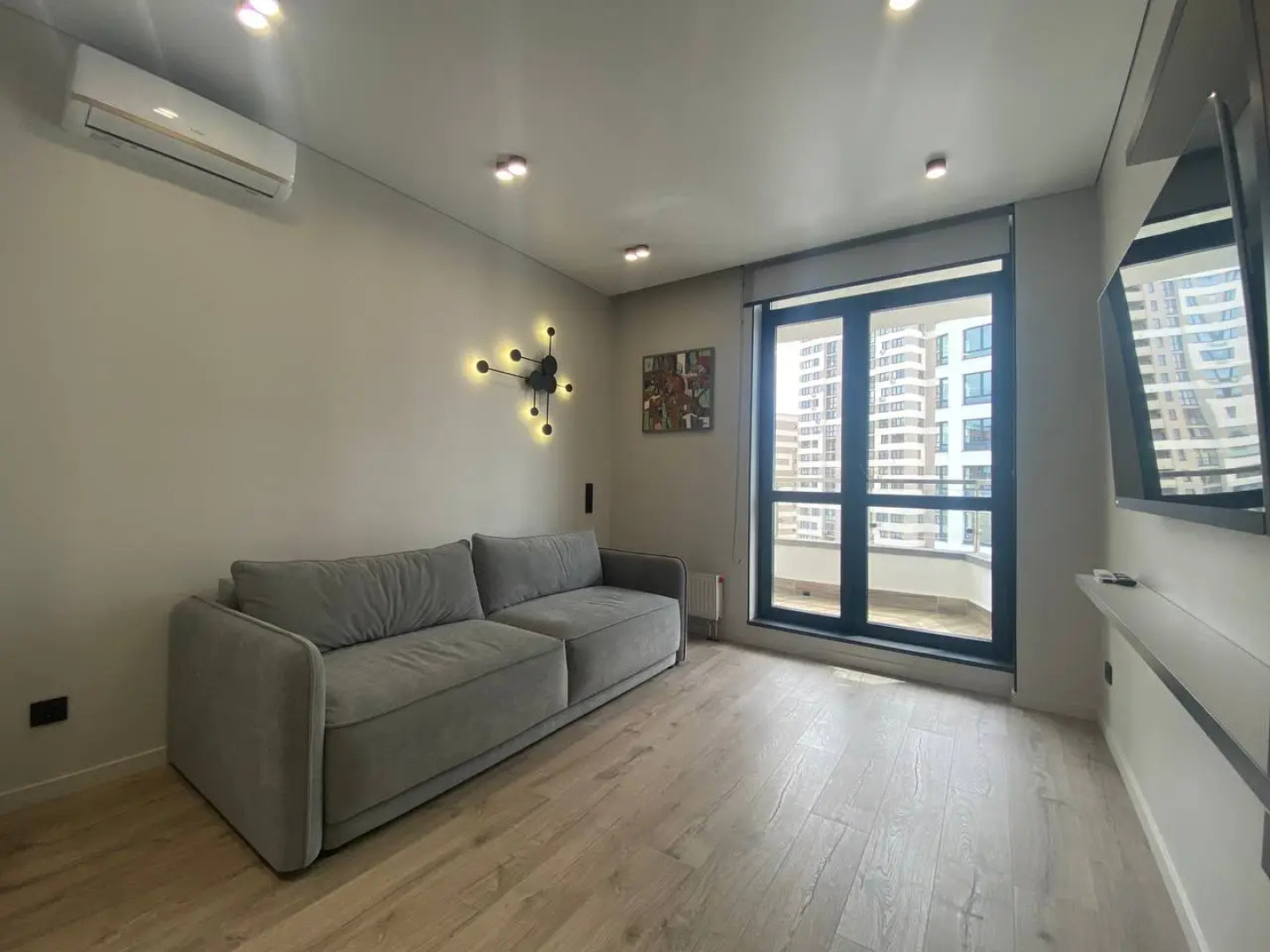 Апартаменты 2-комнатные HomeApart П. Мстиславца, 12