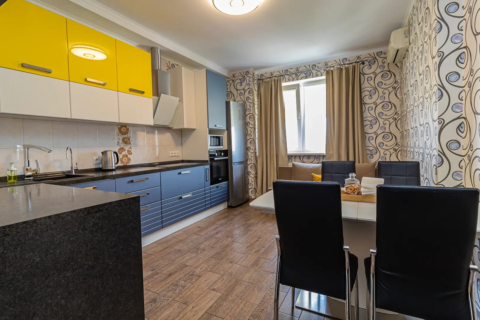 Квартира Просторная двухкомнатная недалеко от парка Галицкого