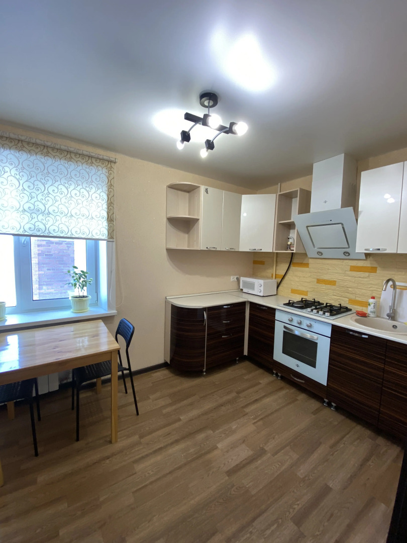 Апартаменты Люкс 2-комнатные Лесная 5 жёлтый нарцисс