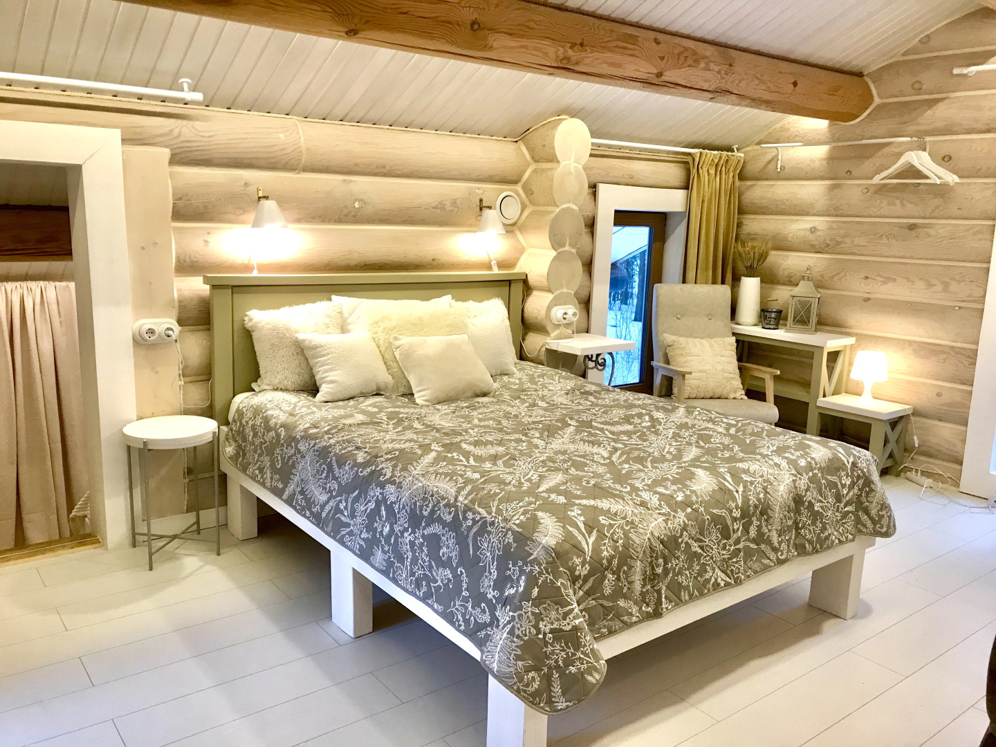 Шале на Скале с Видом на Озеро