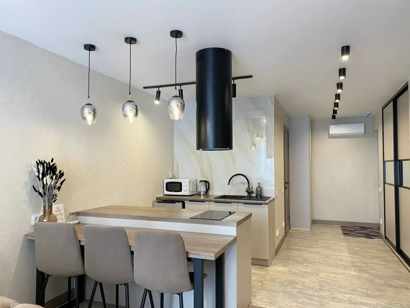 Квартира Стильная Двухкомнатная с Видом на Море во Владивостоке