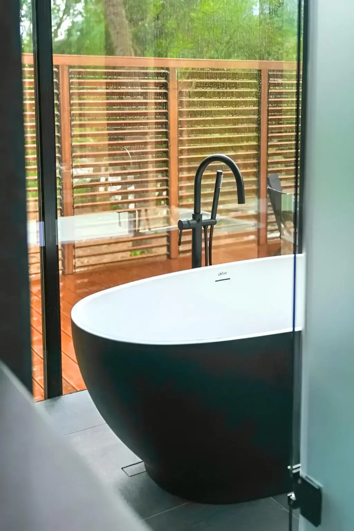 Частный Дом на Берегу Реки с Авторским Дизайном