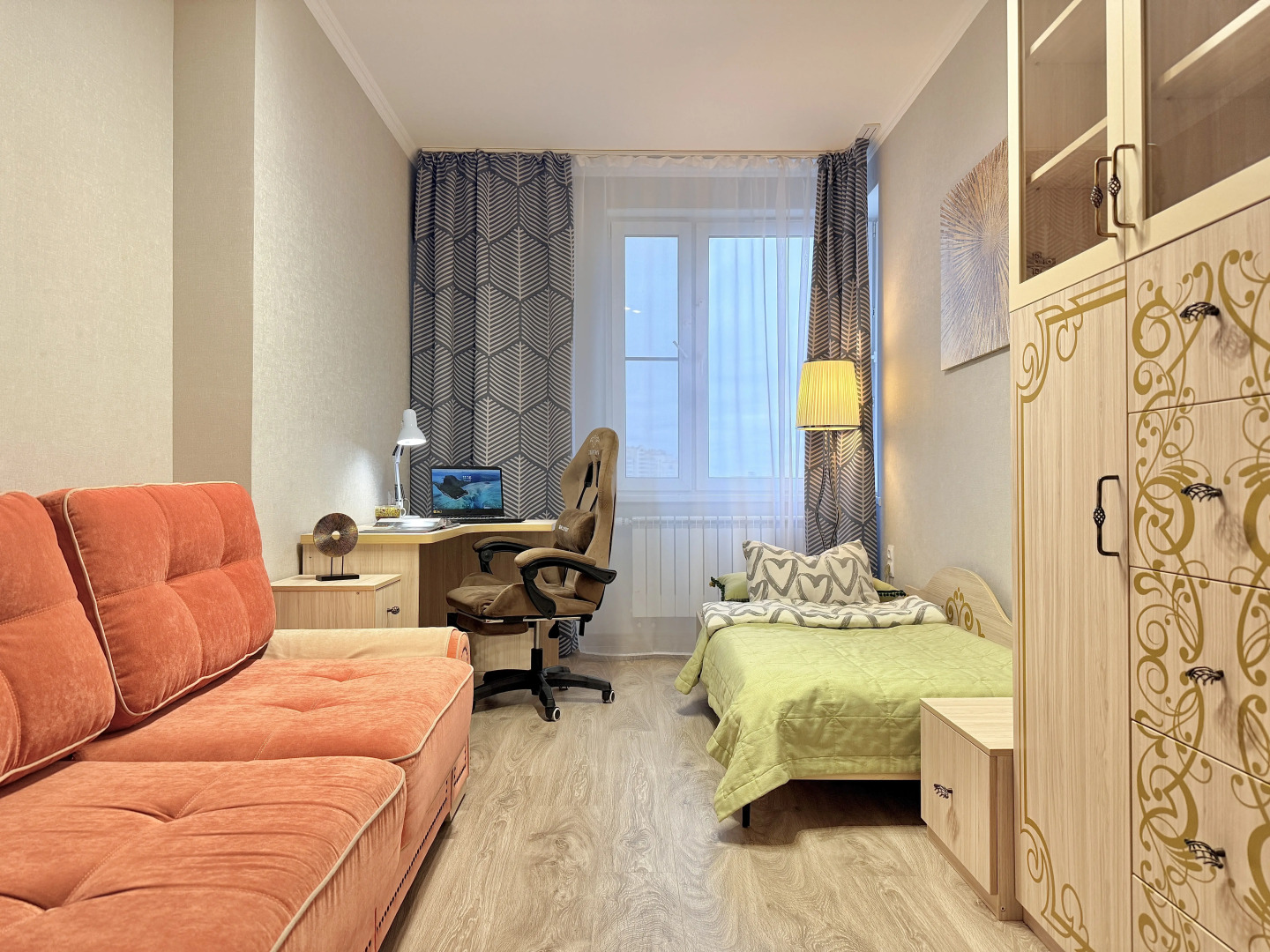 Жилое помещение 2-к квартира у метро Молодежная с яркими закатами