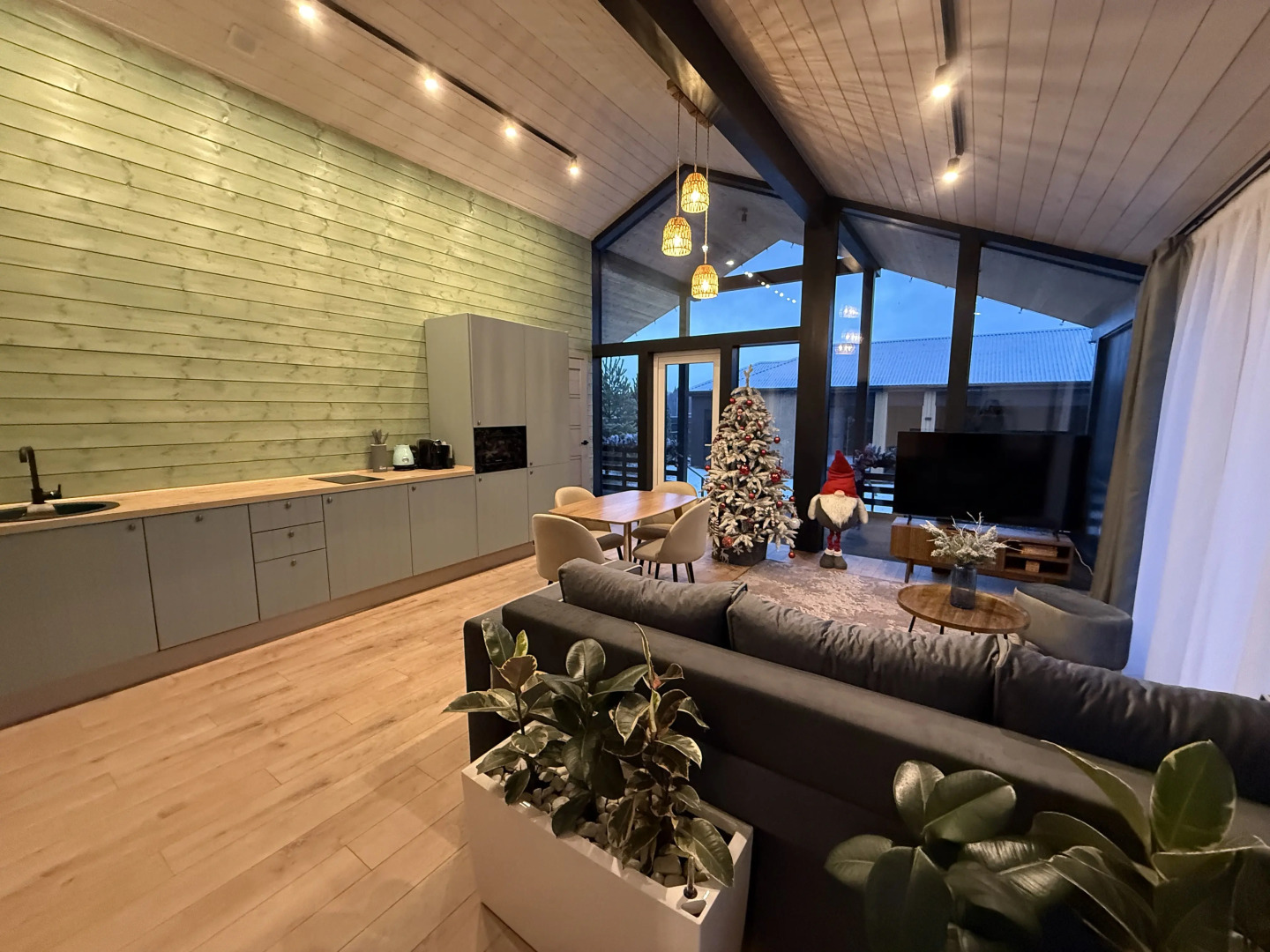 Частный дом Загородный с баней чаном и беседкой