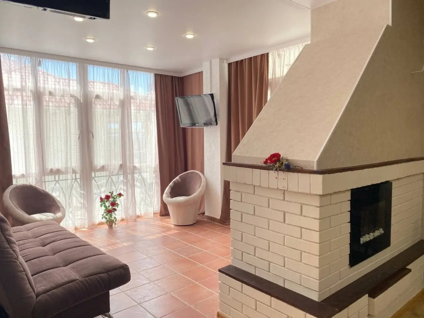 Апартаменты №4 Стандарт, 1 линия, боковой вид на море (4чел)