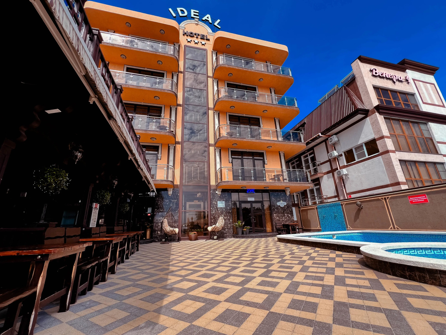 Отель Идеал