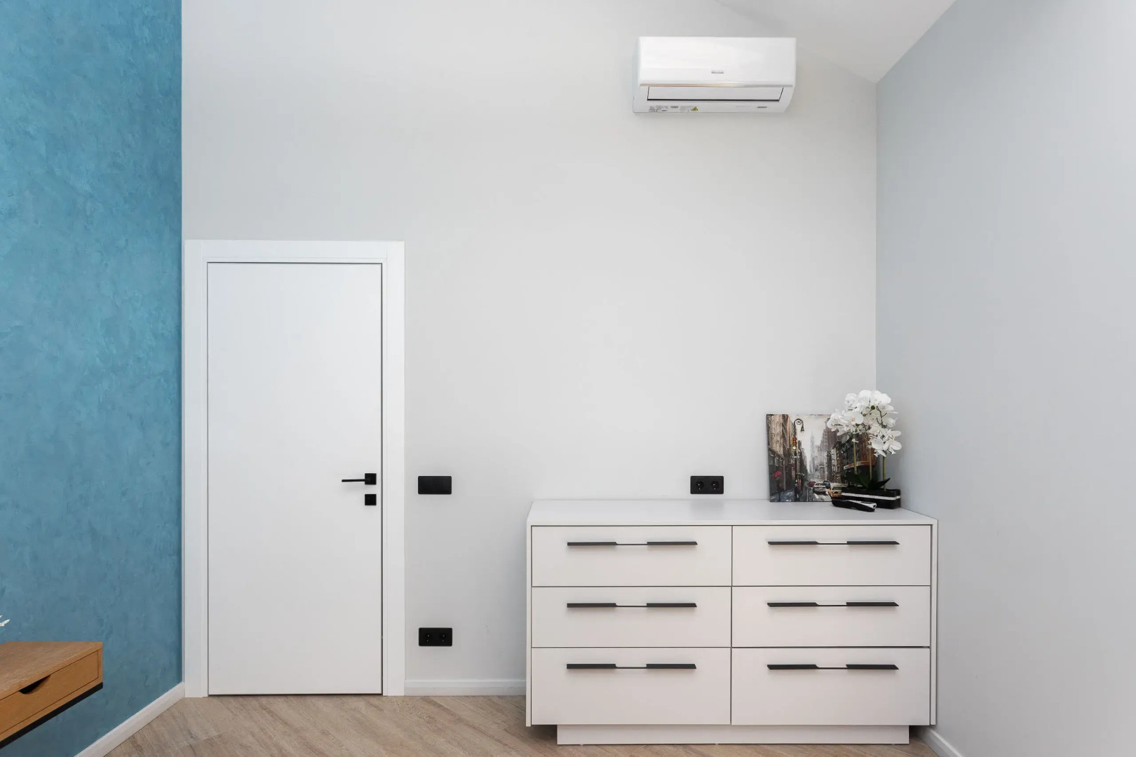 Квартира с Мансардными Окнами и Видом на Море