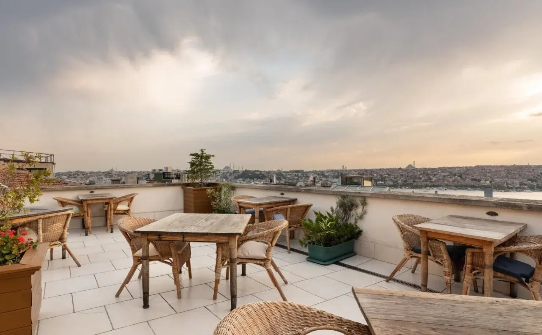 Adahan DeCamondo Pera, Autograph Collection