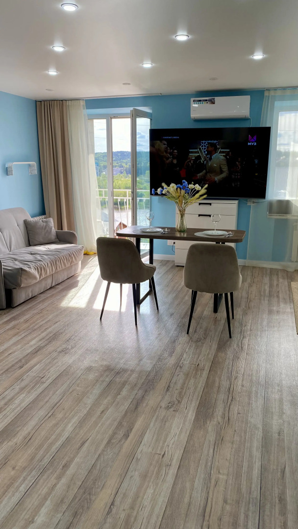 Квартира Ваш Оазис Спокойствия с Видом на Реку и Горы в Центре Городской Жизни