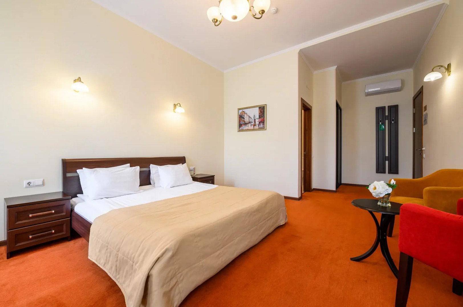 Соло на набережной реки Мойки 82