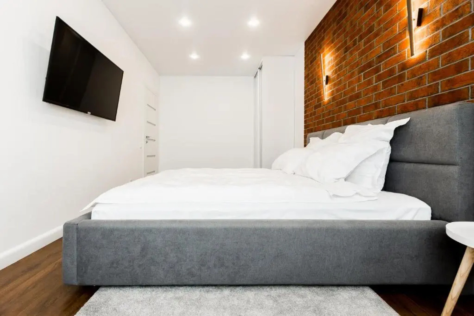 Апартаменты Двухкомнатные Центр, площадь Победы, Театральная 15, Колибри#15