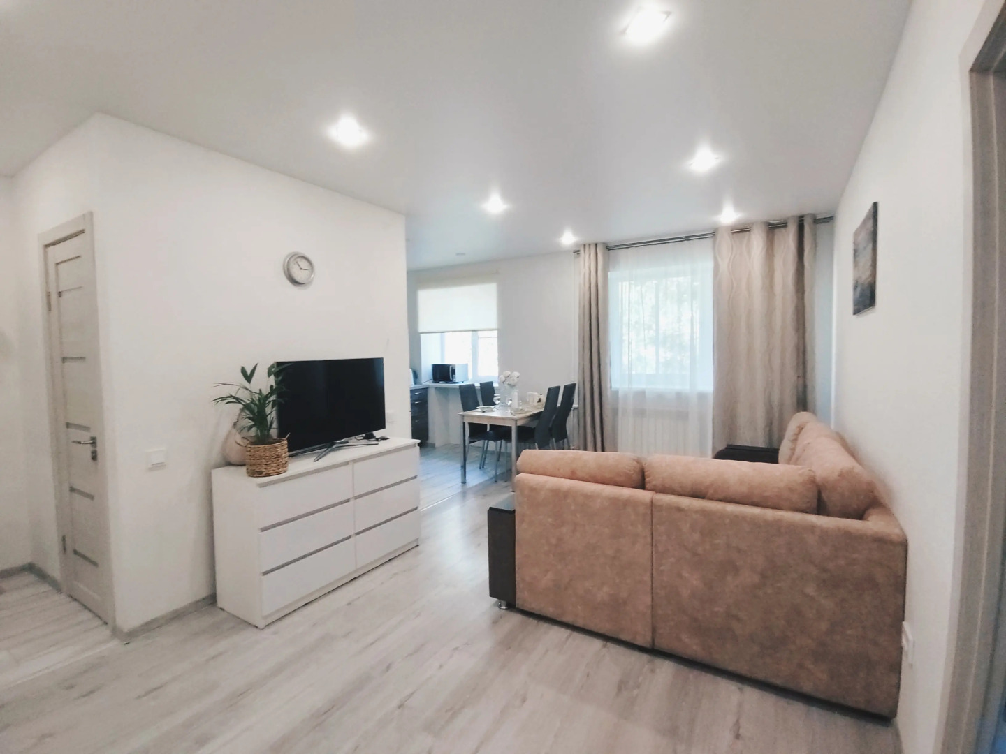 Апартаменты УК АТМОCФЕPА  Бpaвo в Цeнтpe Яpoславля с прoстoрной кухней-гостиной