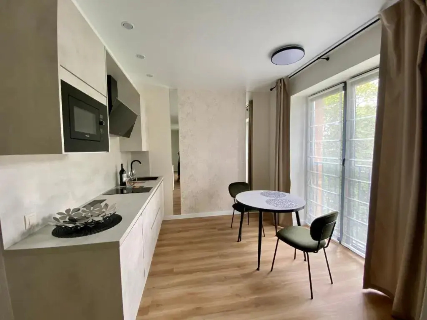 Апартаменты у берега моря с видом на парк