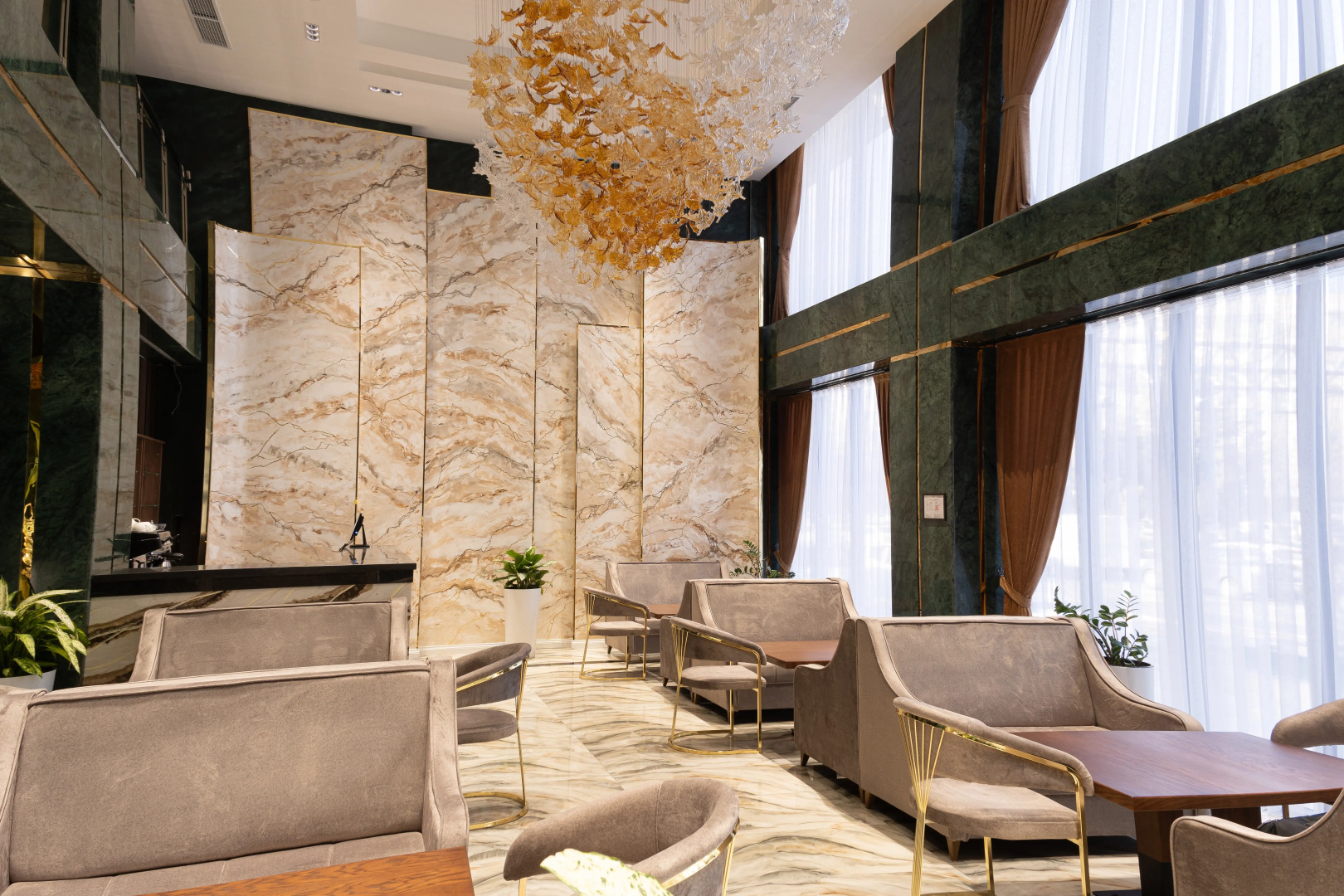 Отель Mir Luxe Plaza