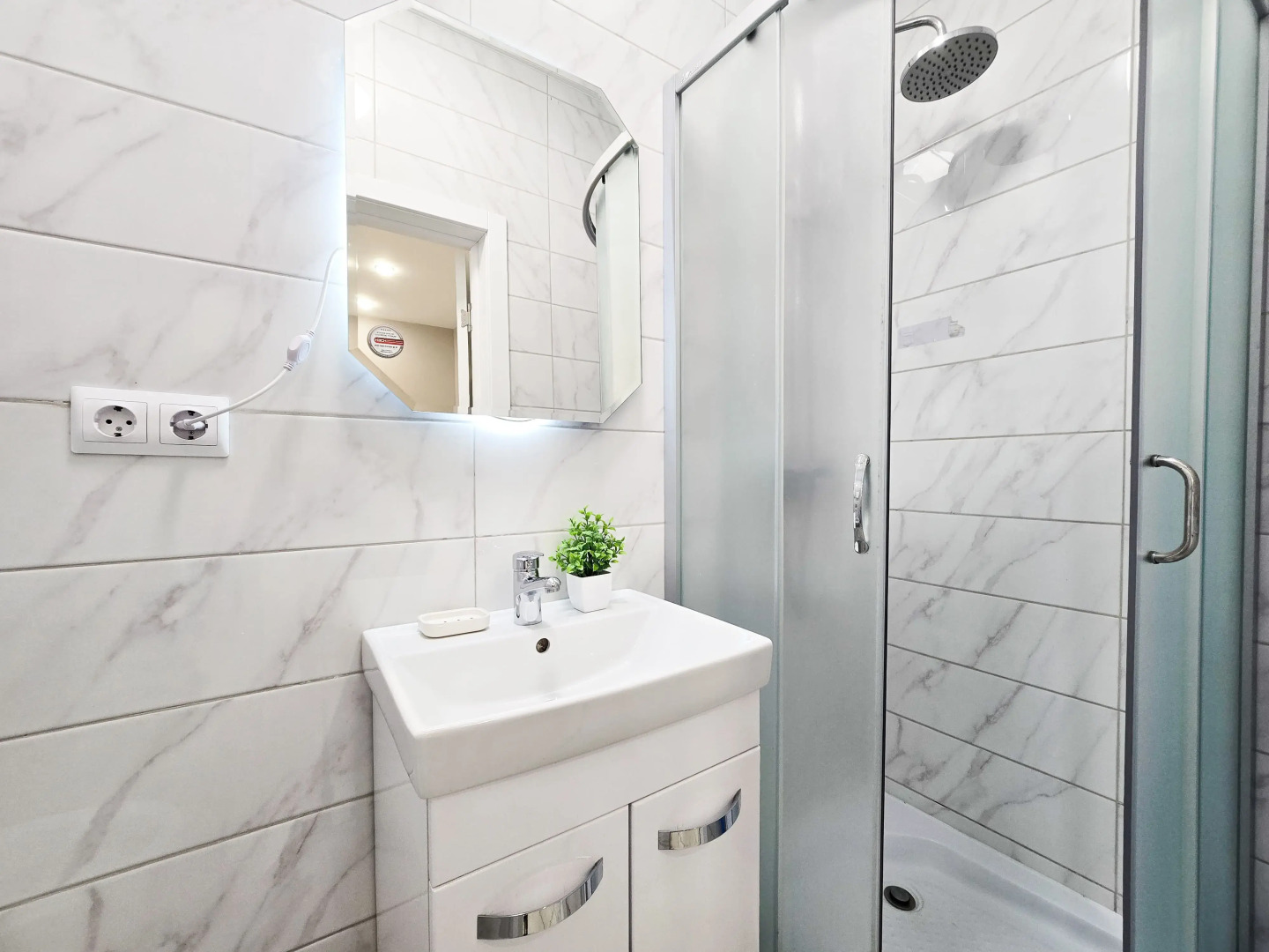 Квартира Стильная студия для 3х человек с кроватями и зоной отдыха на улице