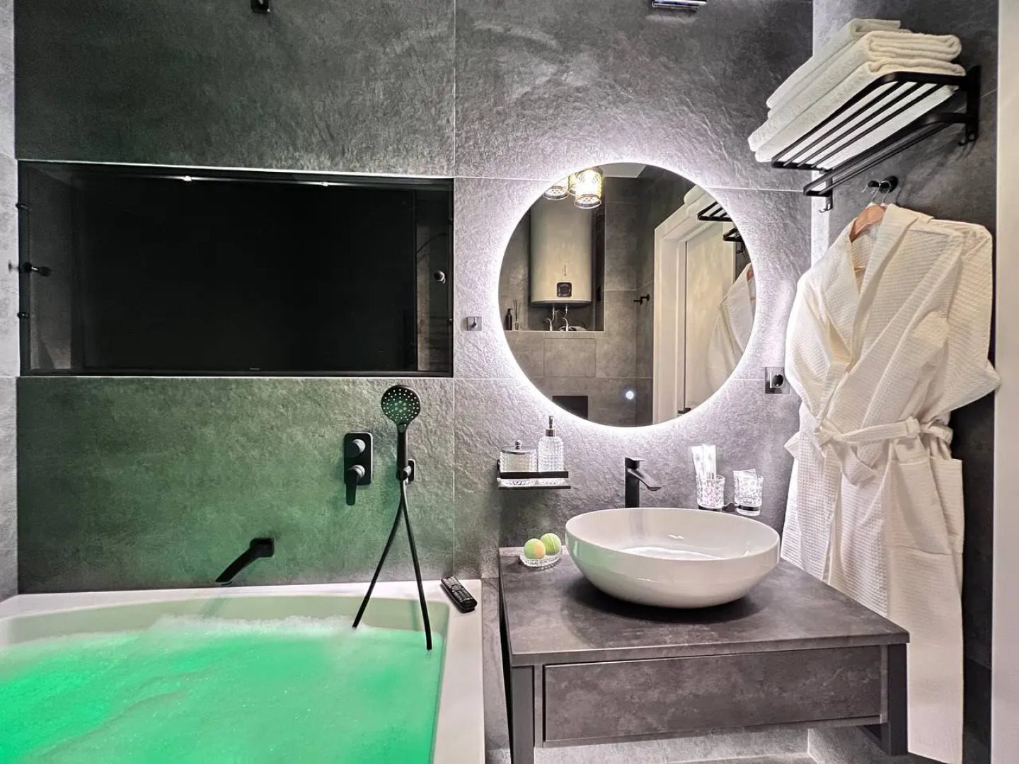 Апартаменты УHИKAЛЬНAЯ СTУДИЯ С МИНИ-БАСCЕЙHОМ НA ДВOИХ!