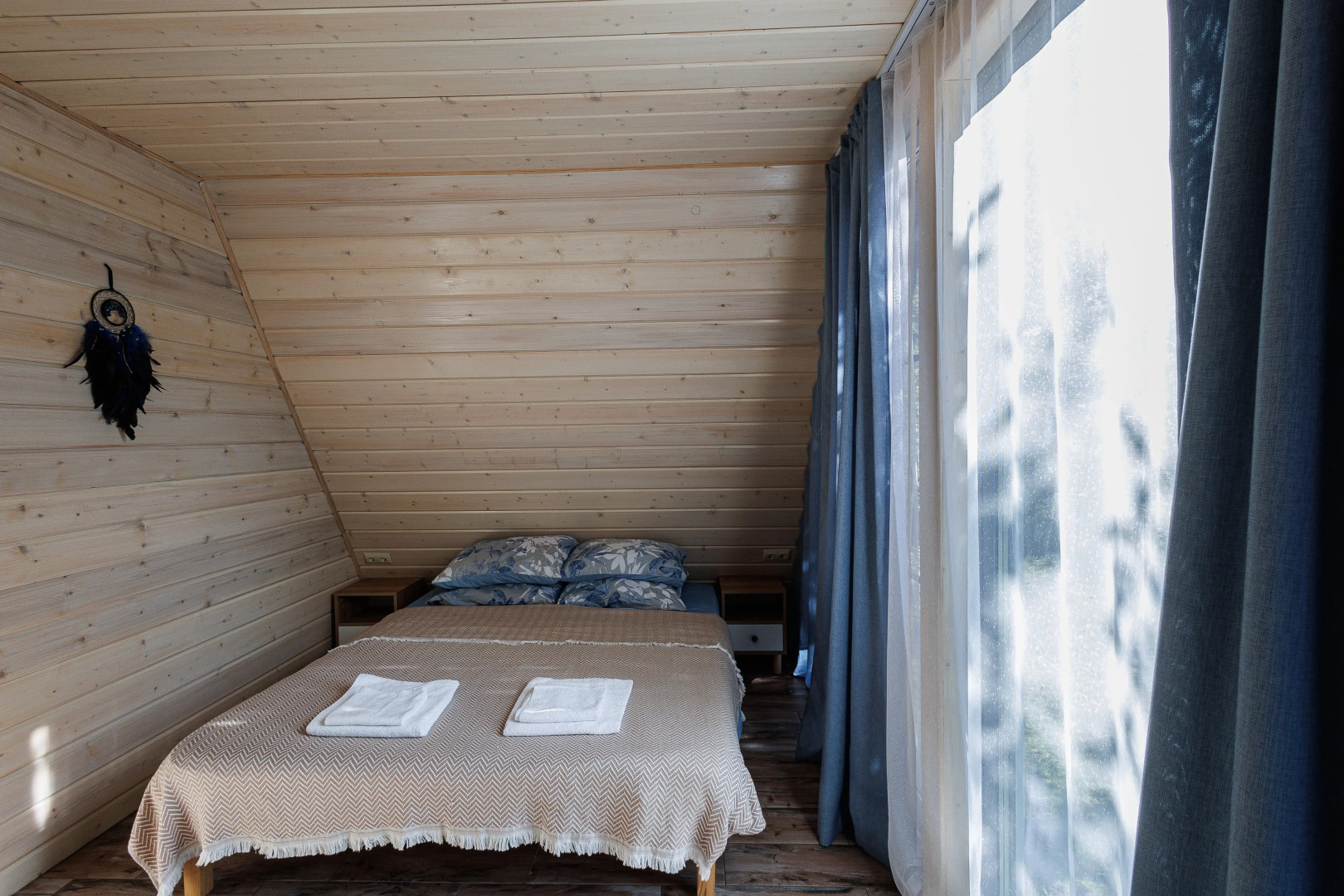 Частный дом А-фрейм для отдыха в дубовом лесу