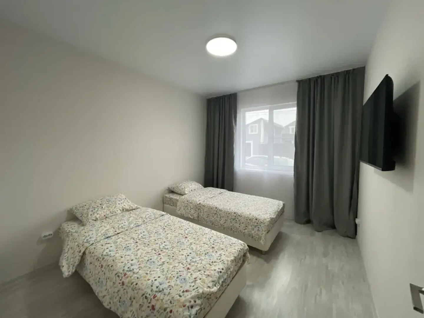 Апартаменты Вместительные Двухкомнатные  №1  в Новом Доме для Проживания от 1 до 4 Человек