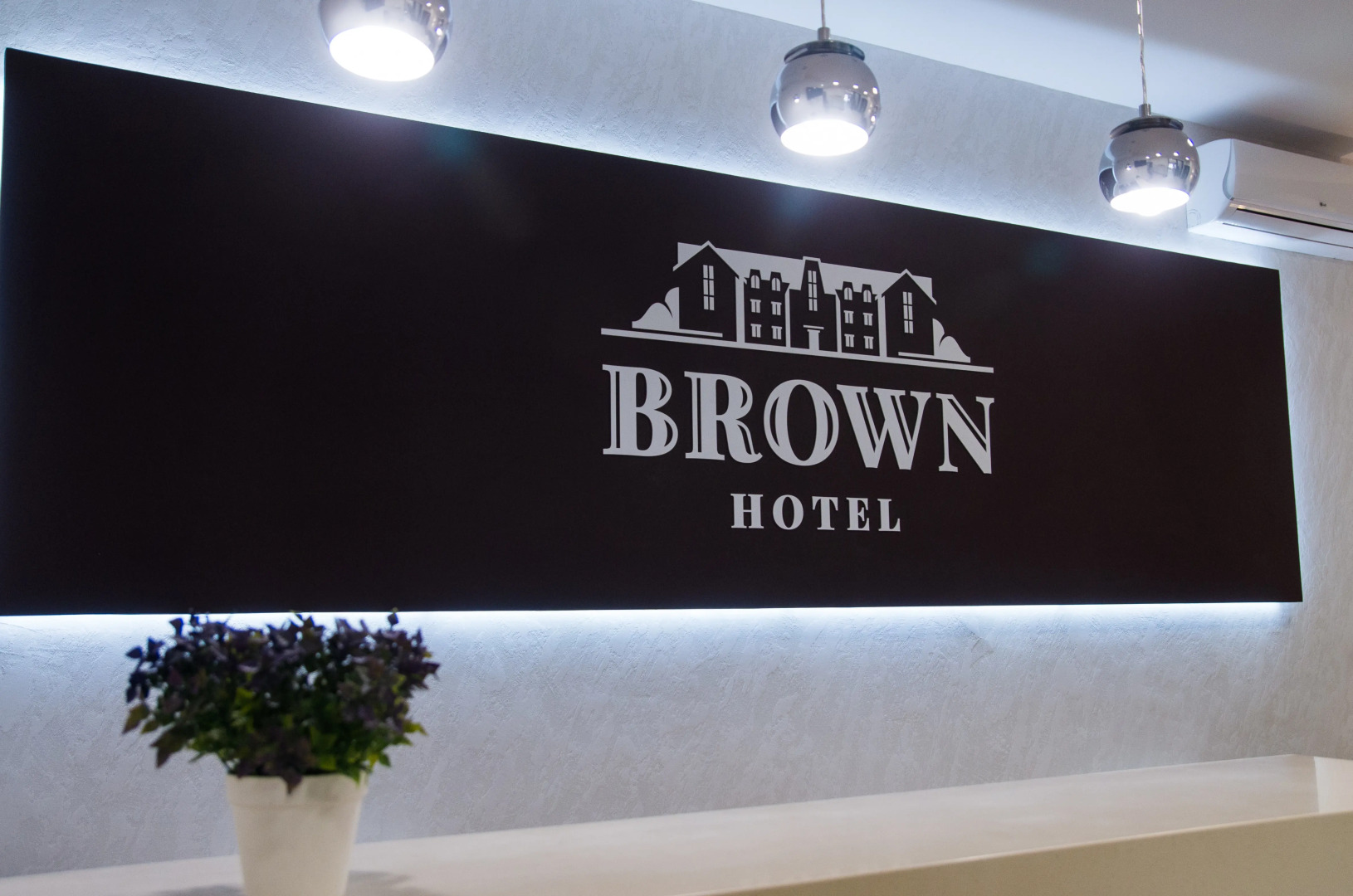 Hotel Brown
