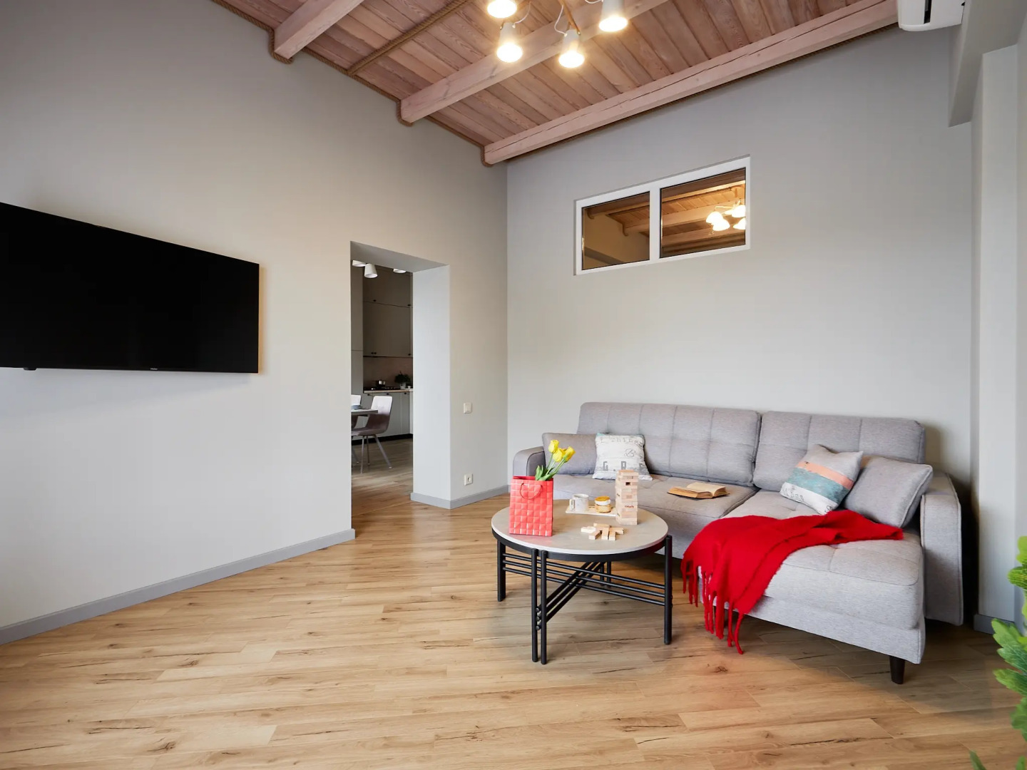 Апартаменты Ирис от Ирины Савельевой В центре города у Каскадной лестницы С завораживающим видом на Боргустанский хребет 6 этаж