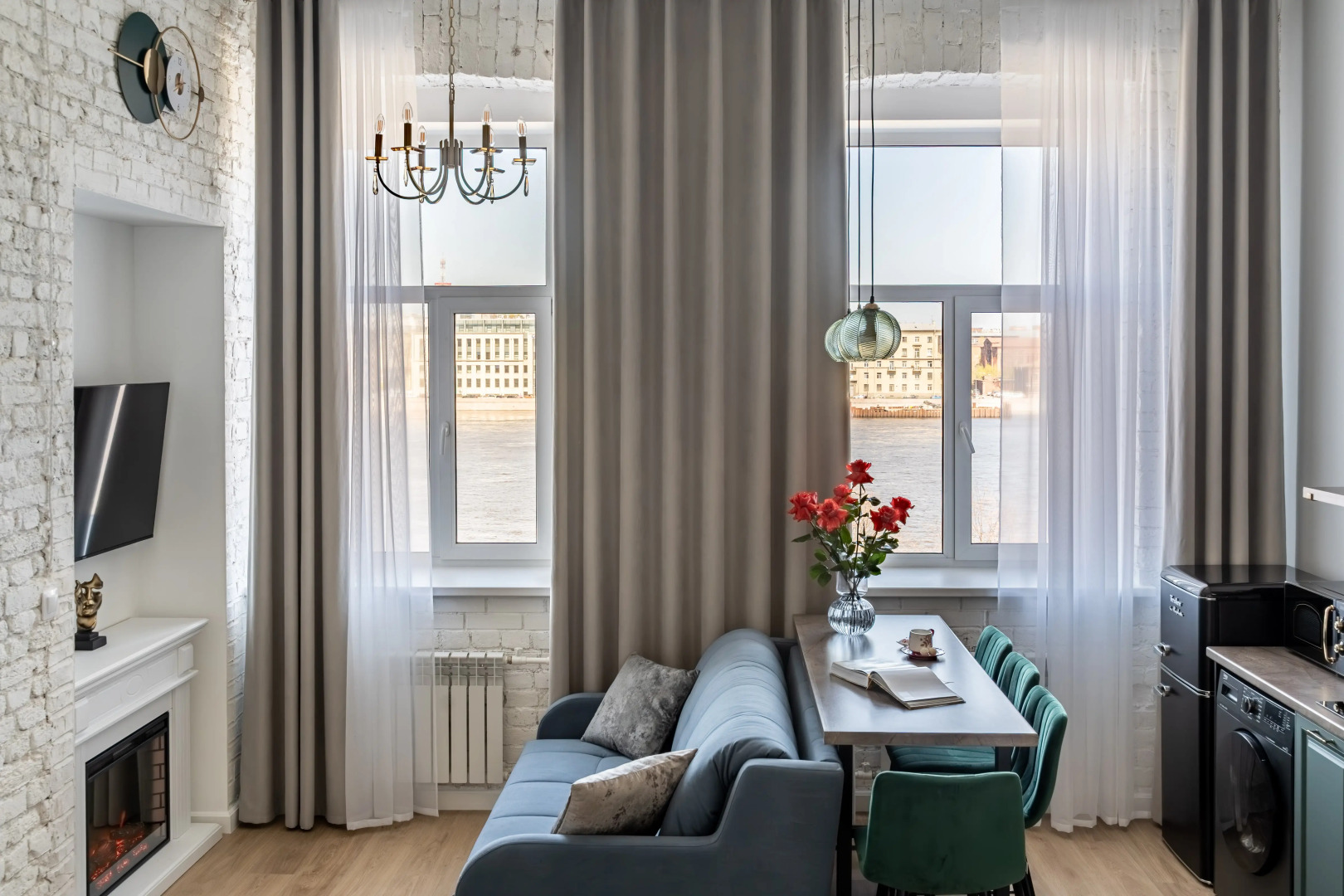 Апартаменты Лофт с видом на Неву