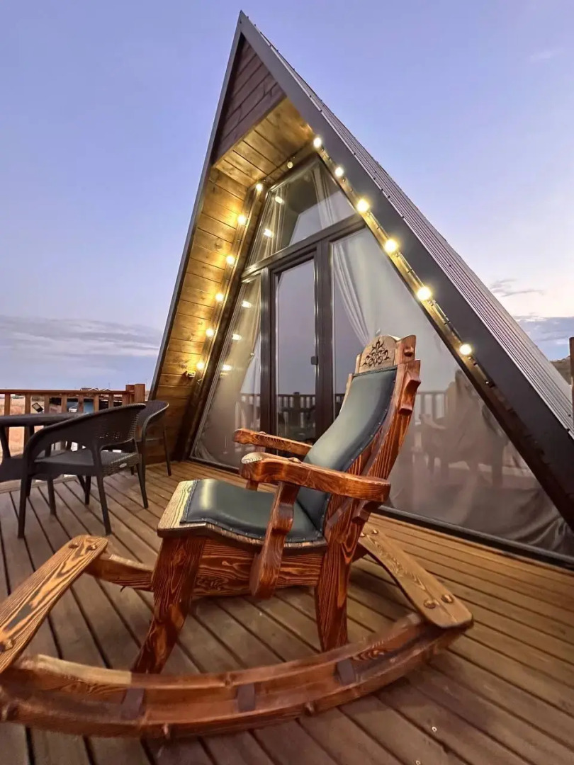 Частный дом с креслом качалкой