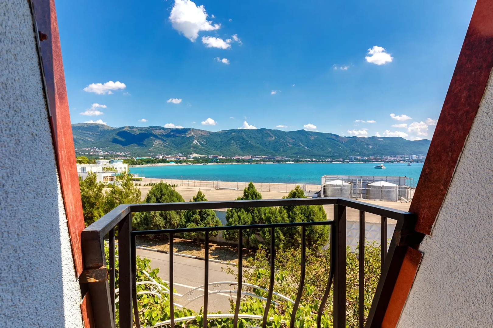 Отель Людмила