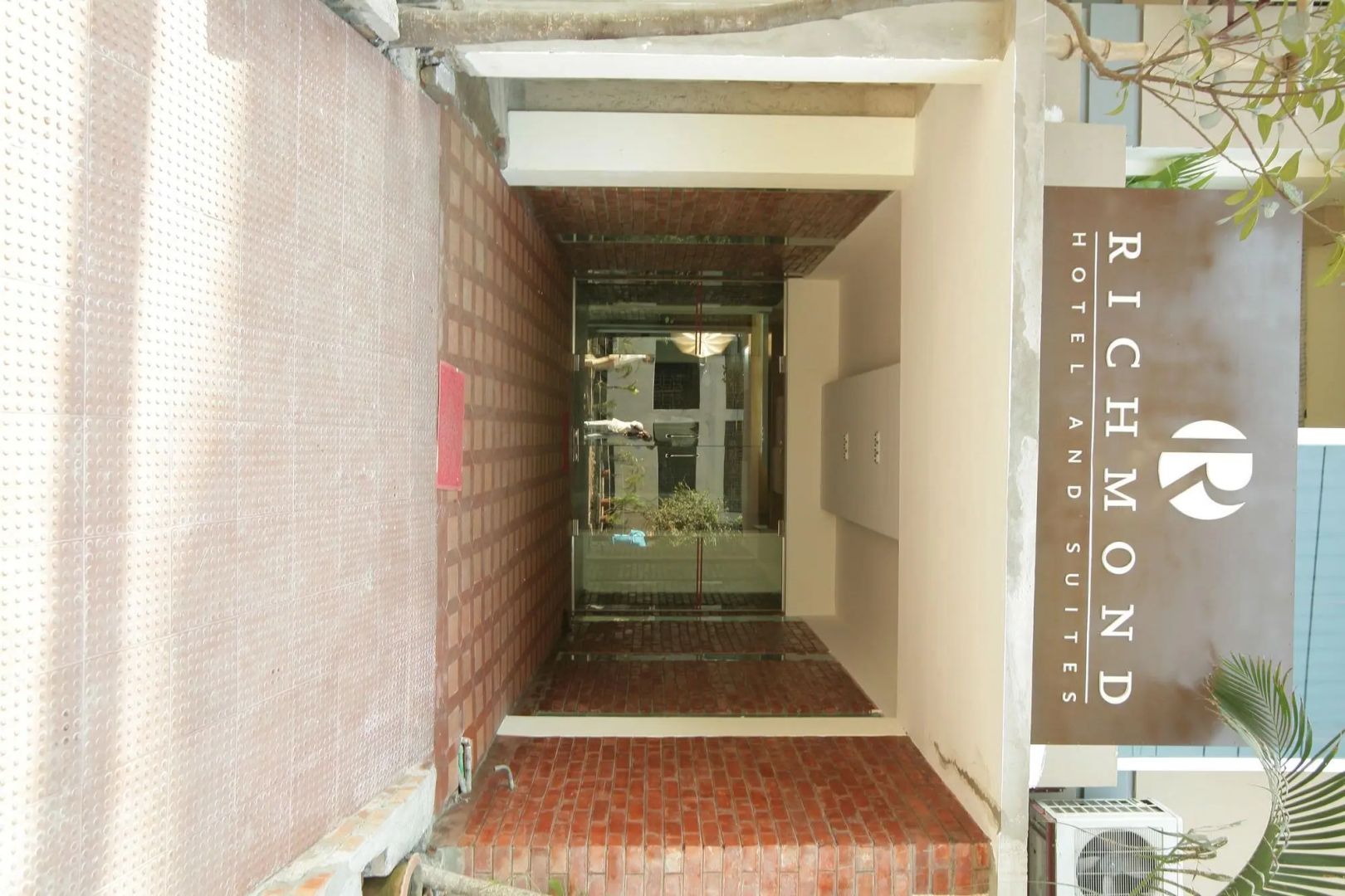 Отель Richmond Hotel & Suites