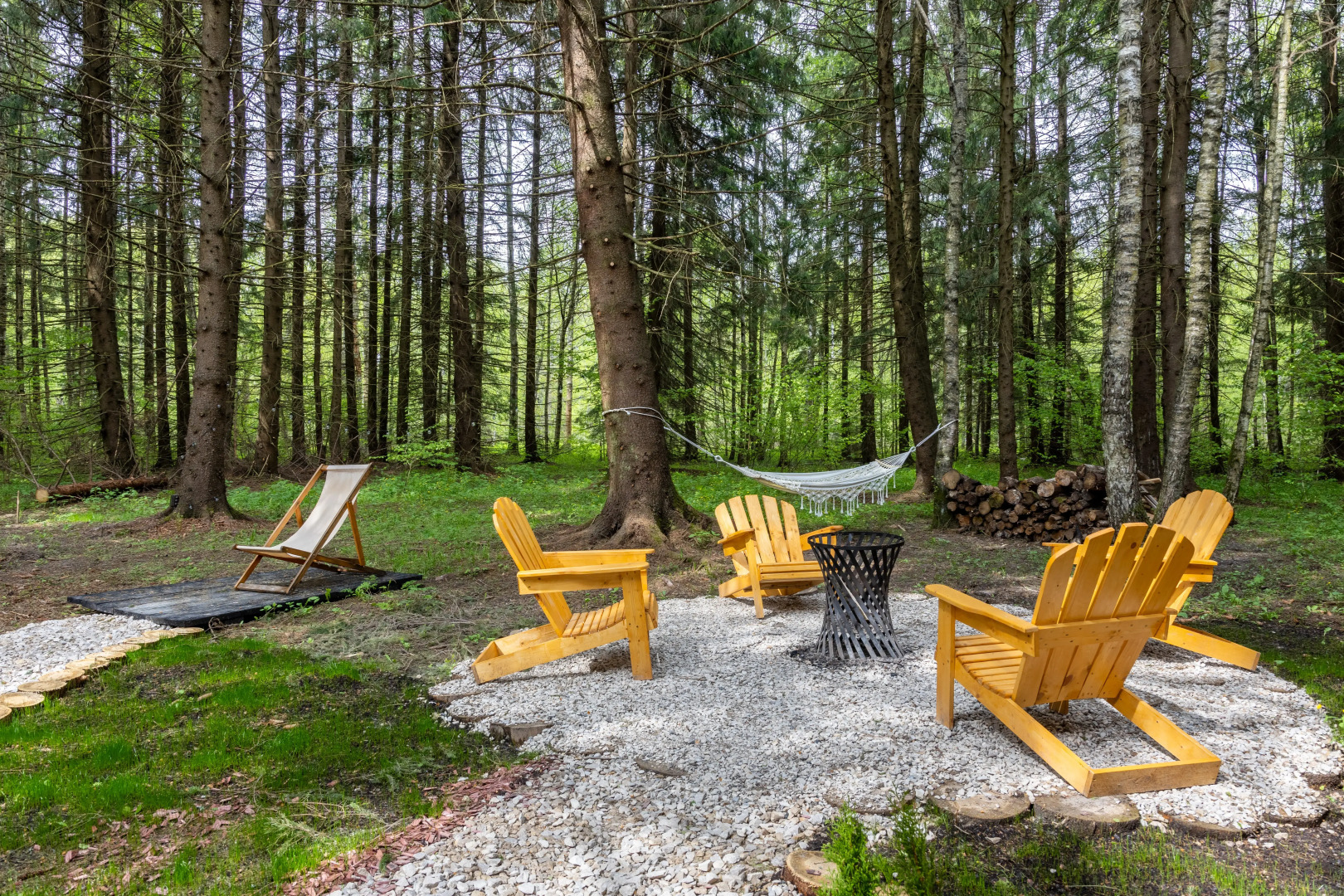 Частный дом в еловом лесу