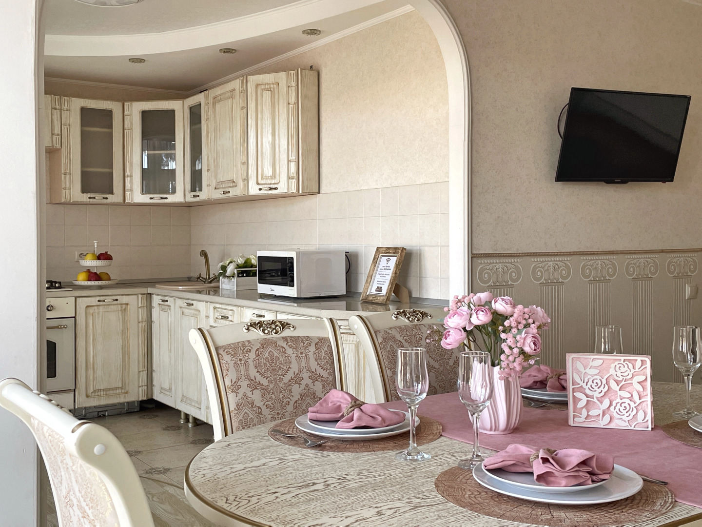 Квартира Шикарная в Центре Города с Двумя Спальнями