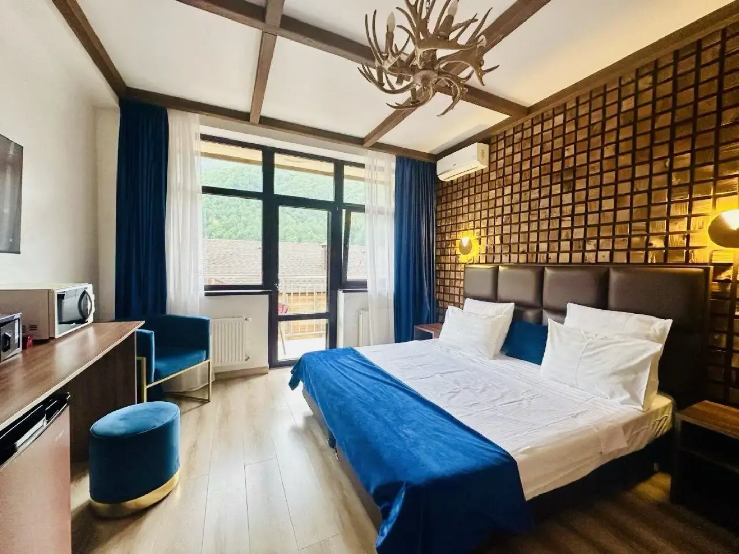 Апартаменты студия с видом на Кавказские горы есть бассейн и баня