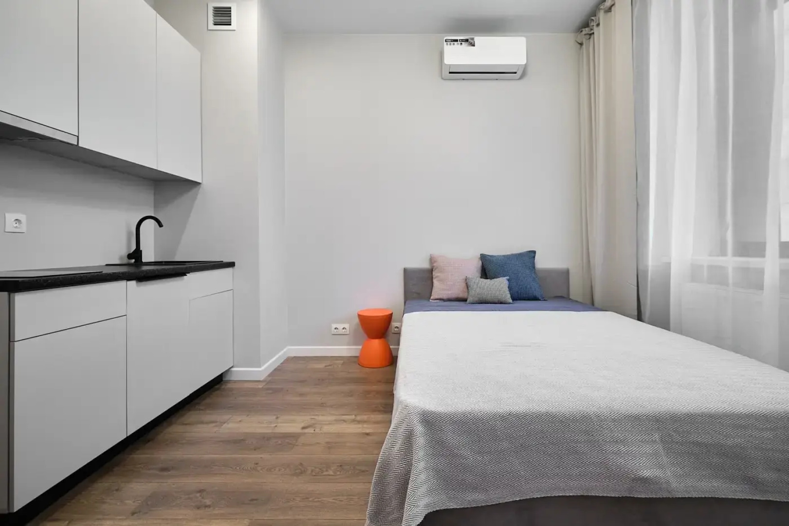 Квартира Уютная студия возле метро и пруда