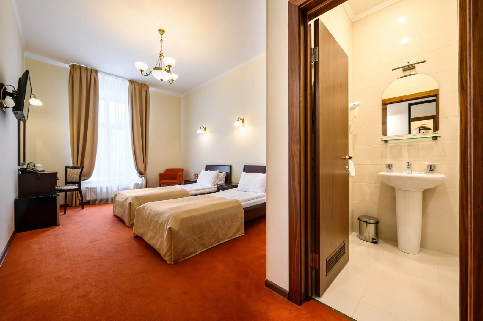 Соло на набережной реки Мойки 82