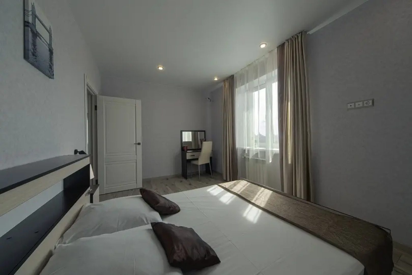 Квартира от компании Хоум Отель на Ново- Садовой  215Б