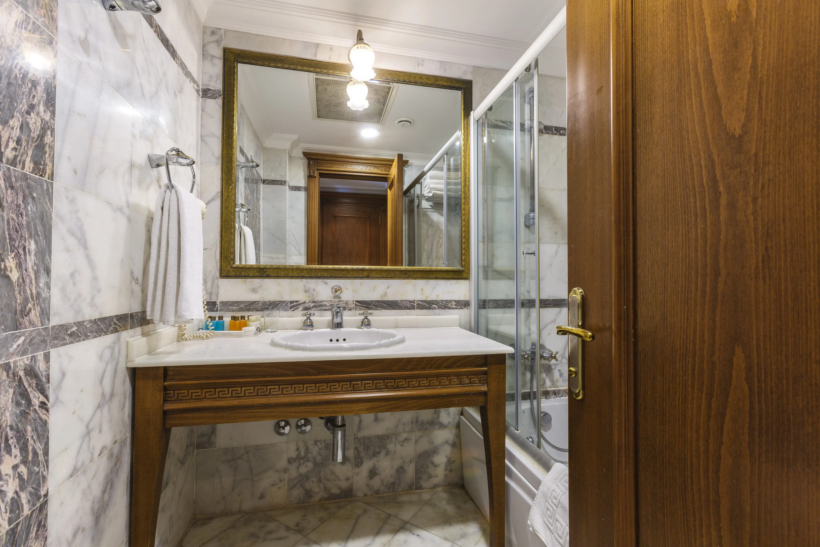 Отель Acra Special Class